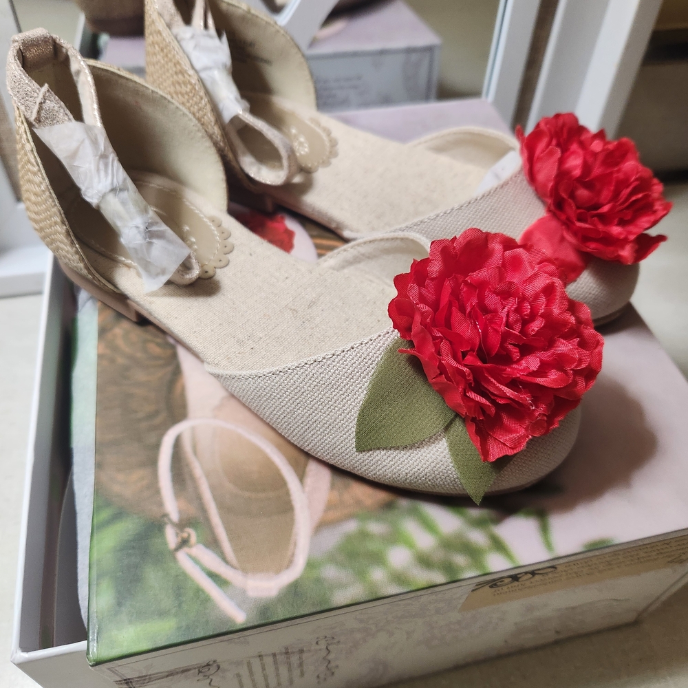 Joyfolie Little Girl's Beige Dress Shoes w/ Red Floral Accent, Size T13, NIB